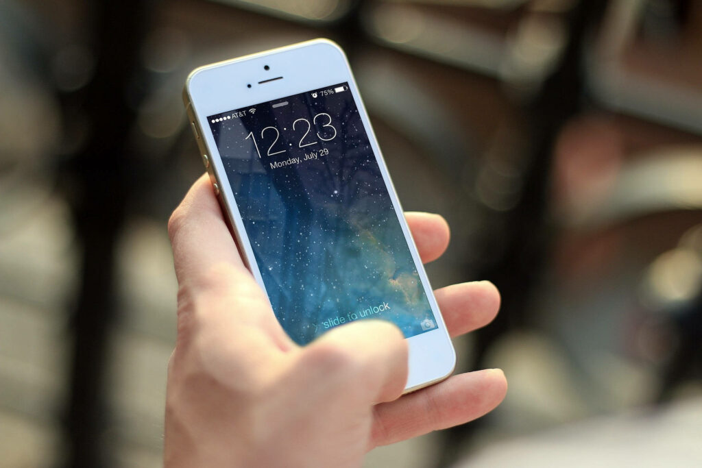 Smartphone Time Check: Trendy Wallpaper Background for Your Device