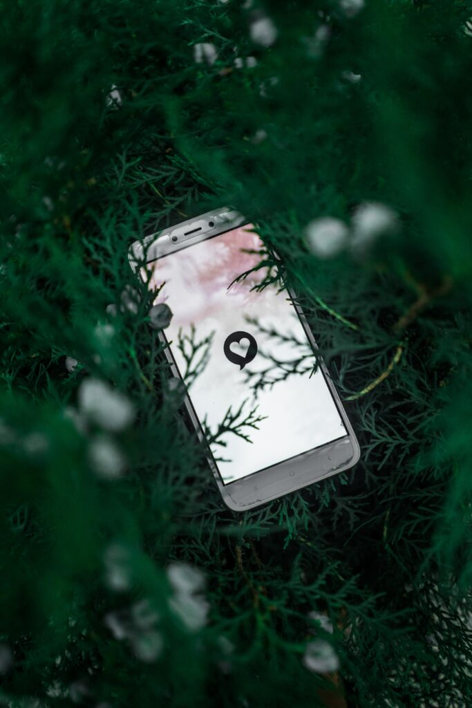 Nature Meets Tech: Heart Icon Smartphone Wallpaper Background