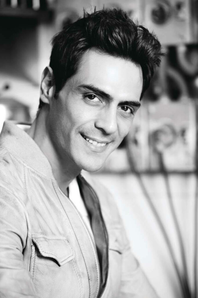 Black and white wallpaper of Arjun Rampal smiling with charismatic stylish expression background
