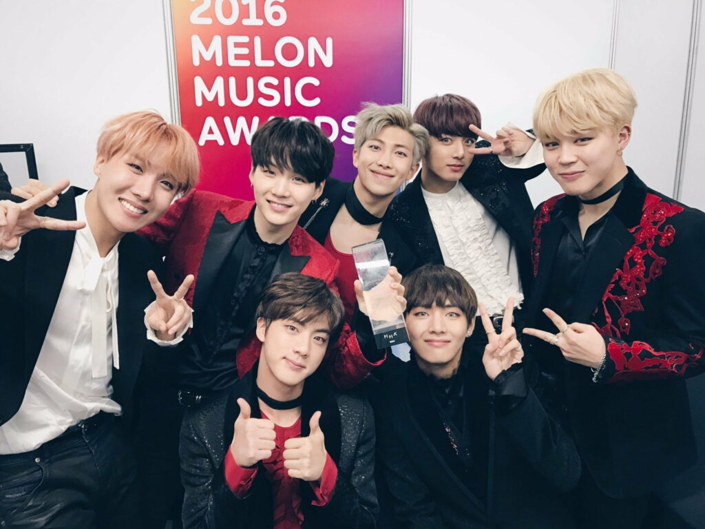BTS 2016 Melon Music Awards smiling and holding trophy in stylish black red outfits HD wallpaper