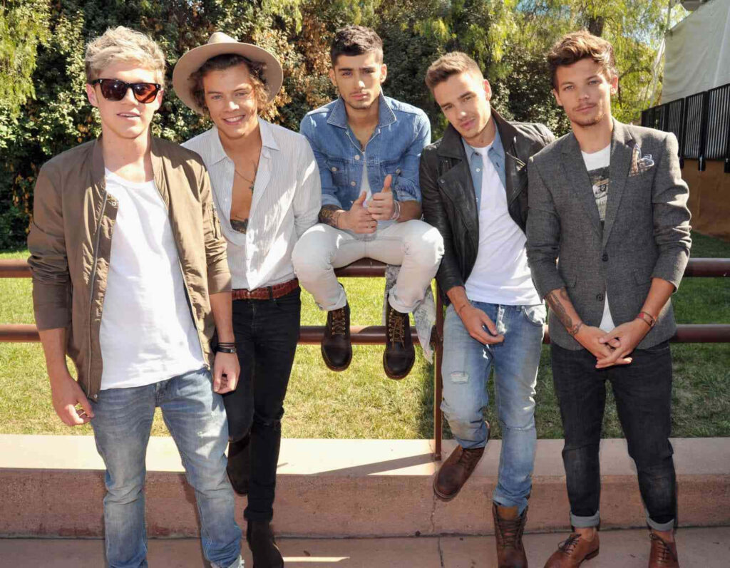 Smiling Original One Direction Band Members Strike a Pose for a Group Photograph Wallpaper