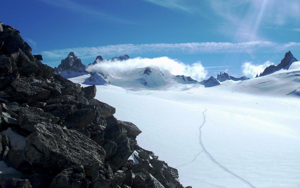 Majestic Mountain Range: A Breathtaking Avalanche-Landscape Bathed in Sunlight Wallpaper
