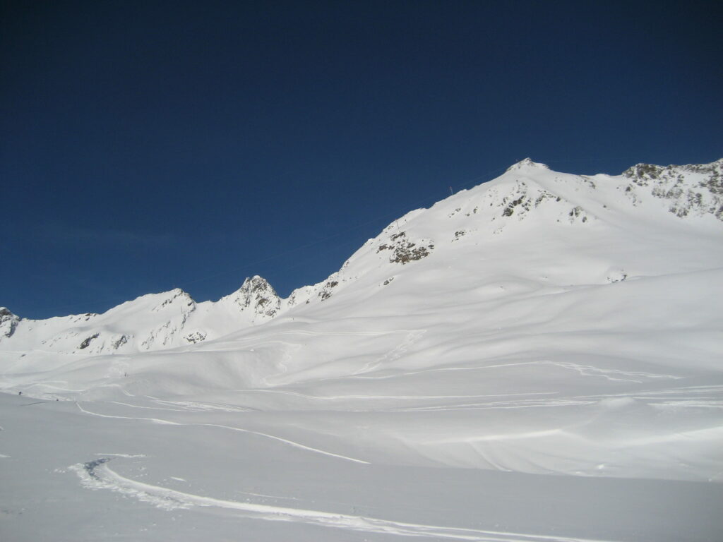 Snowy Splendor: A Daytime View of Sölden's Winter Wonderland - An Impressive Wallpaper for Winter Sports Fans!