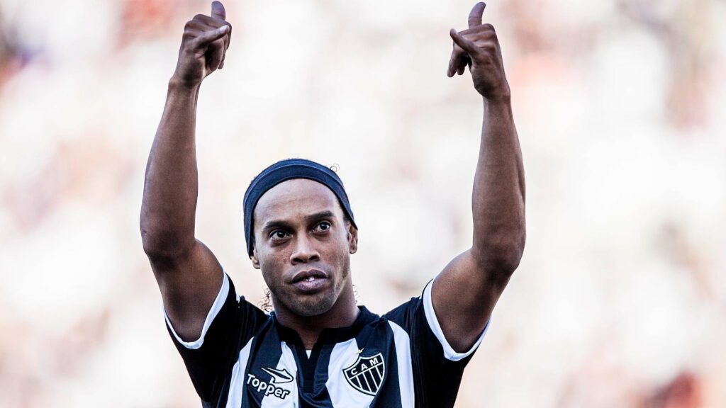 Dribbling Legend: Ronaldinho Creating Magic at Clube Atlético Mineiro Wallpaper