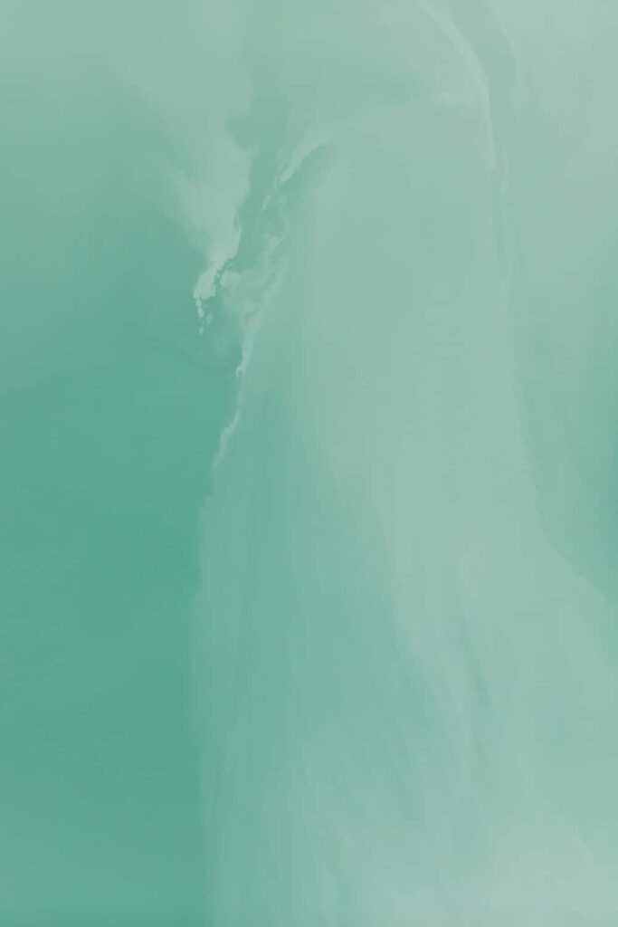 Serene Green Abstract Wallpaper: Fluid Wave Patterns for Minimalist Aesthetic