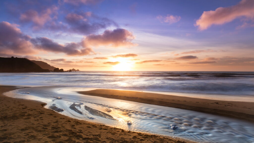 Waves Beckoning Shore: A Majestic Ocean Symphony Wallpaper