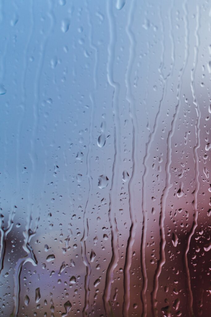 Serene Water Droplets Wallpaper: Blue & Pink Gradient Background