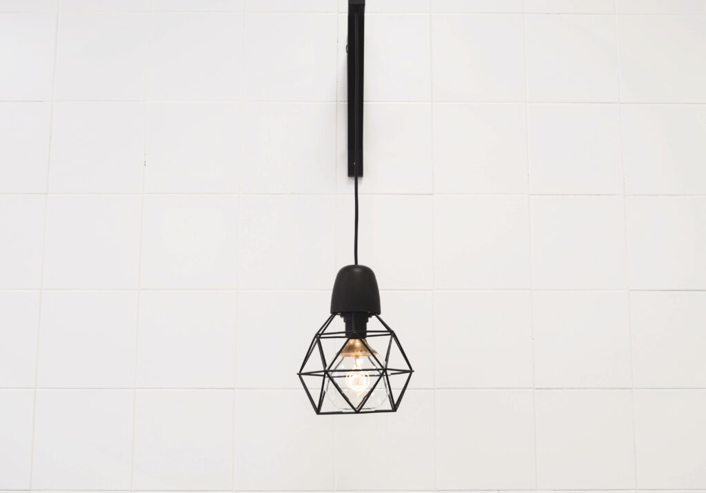 Black Pendant Lamp: A Modern, Minimalist Focal Point in a White Room Wallpaper