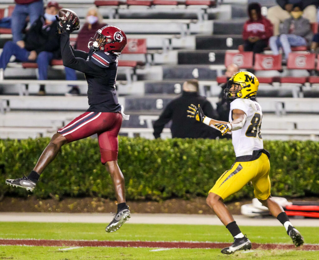 South Carolina Gamecocks Player Catches Ball - Sports Wallpaper