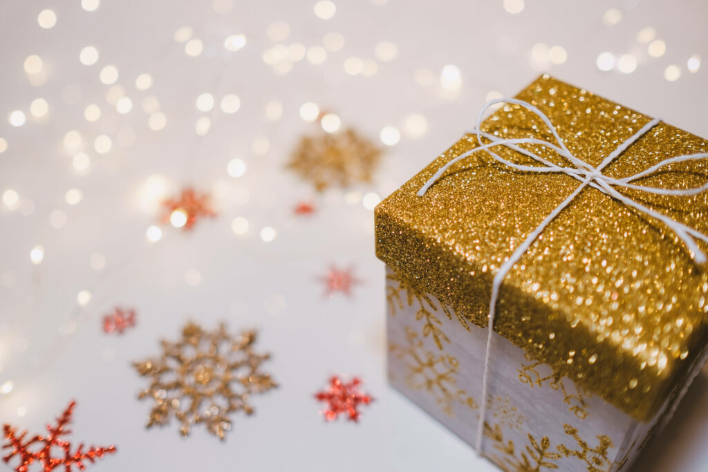 Sparkling Holiday Wallpaper: Gold Gift Box & Shimmering Snowflakes