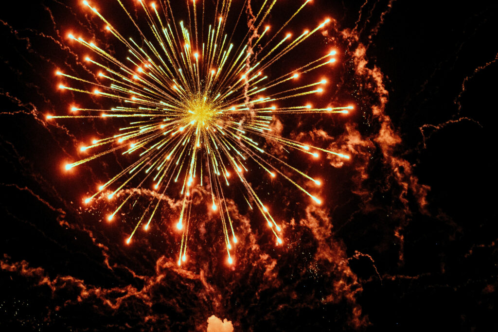 Sparkling Night Skies: 4K Tablet Fireworks Wallpaper