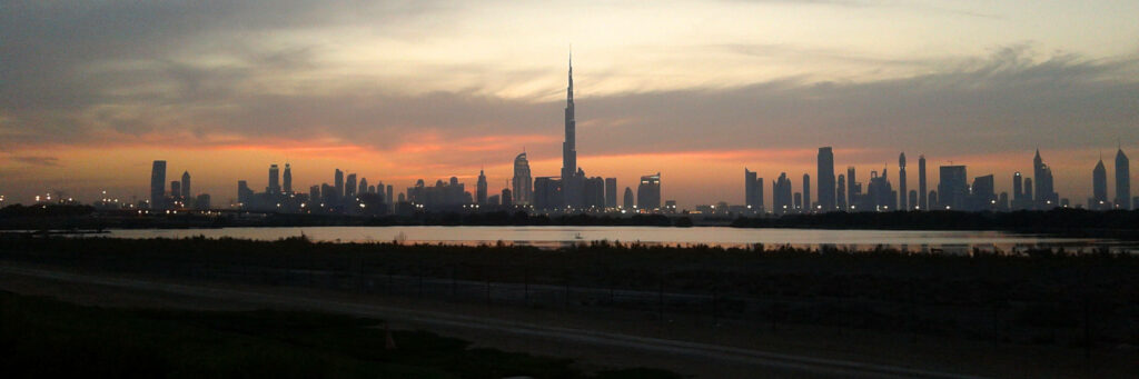 The Majestic Burj Khalifa Against Dubai's Glowing Horizon - A Spectacular Wallpaper