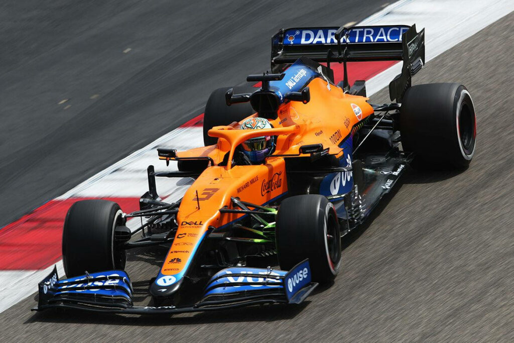 F1 Ready: Daniel Ricciardo's High-Speed Ride Captured in Curvaceous Glory - Ultimate Desktop Delight! Wallpaper