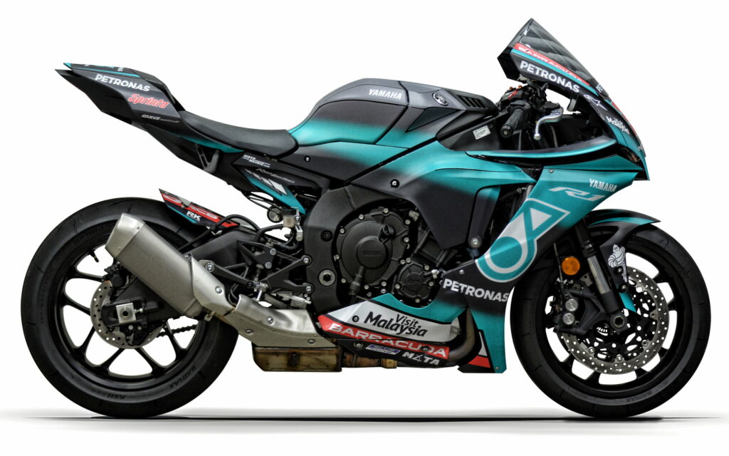 Sleek Side Profile: Dominant Yamaha YZF-R1 Racing Machine Unleashed in Striking QHD Wallpaper