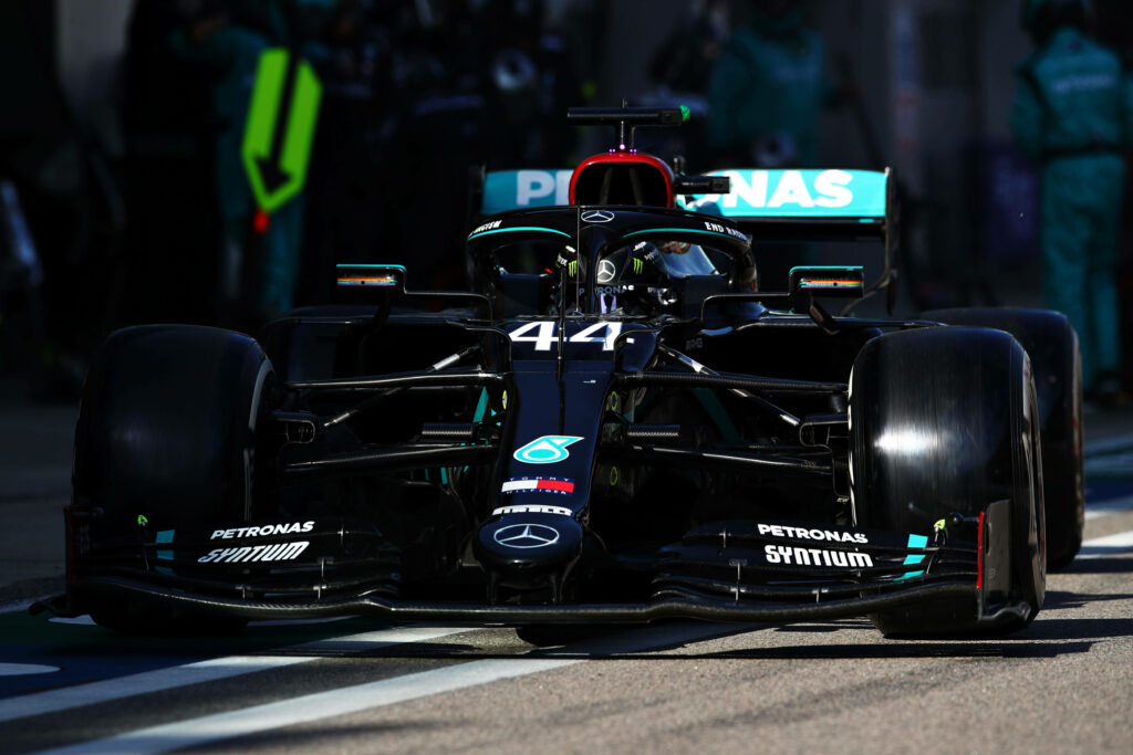 Speeding Towards Victory: Hamilton F1 Dominates the Race - Jaw-dropping Background Image Wallpaper