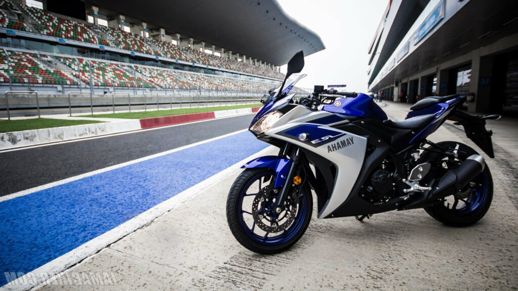 The Sporty Elegance of Yamaha YZF R3: A Stunning QHD Wallpaper of Yamaha Bikes