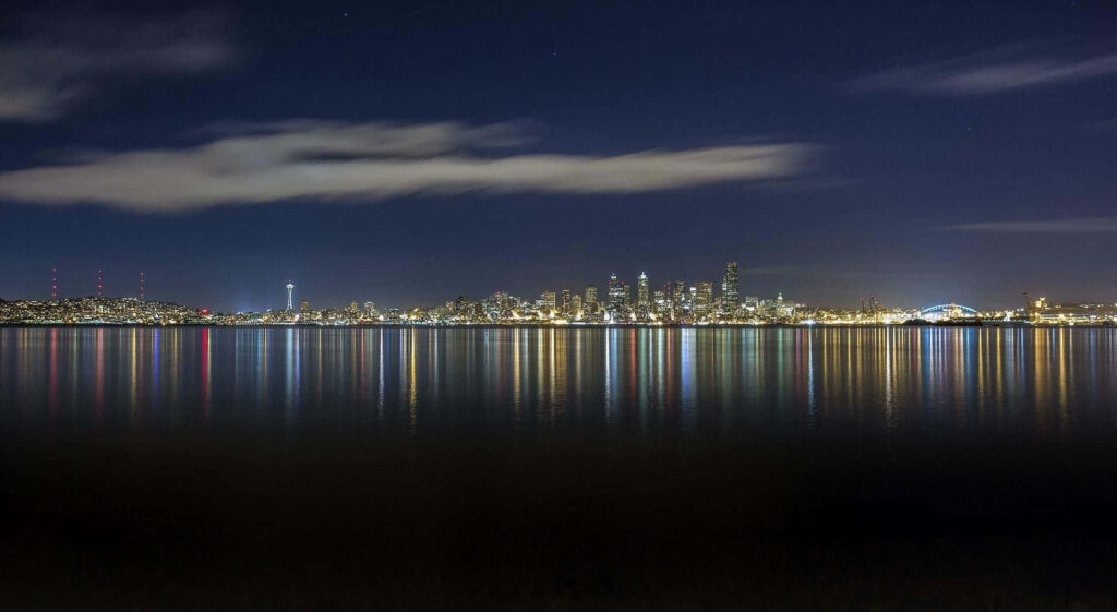 Seattle: Captivating Cityscape at Twilight Wallpaper