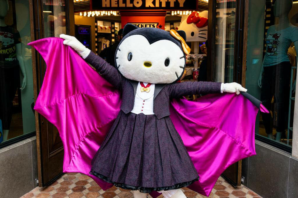 Spooky Halloween Hello Kitty Vampire Wallpaper - Fun Festive Background