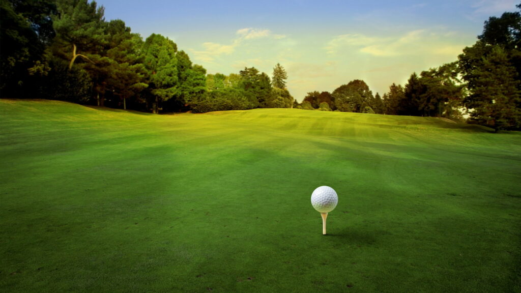 Golf Course Paradise: Expansive Greenery Embellishes this Spectacular HD Wallpaper