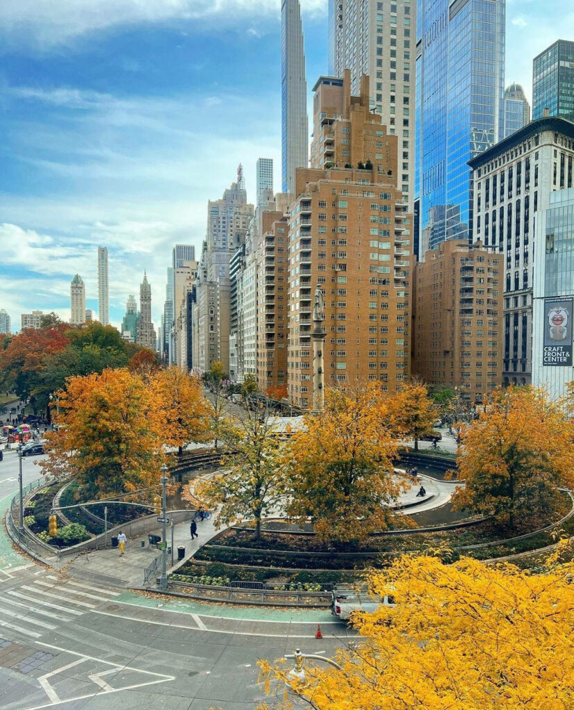 Vibrant Columbus Circle Spring Scene: Greenery & Blooms Wallpaper