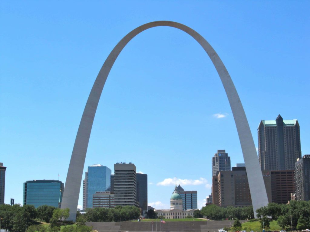 Gateway Arch in St. Louis with blue sky modern skyline and historic Old Courthouse background wallpaper