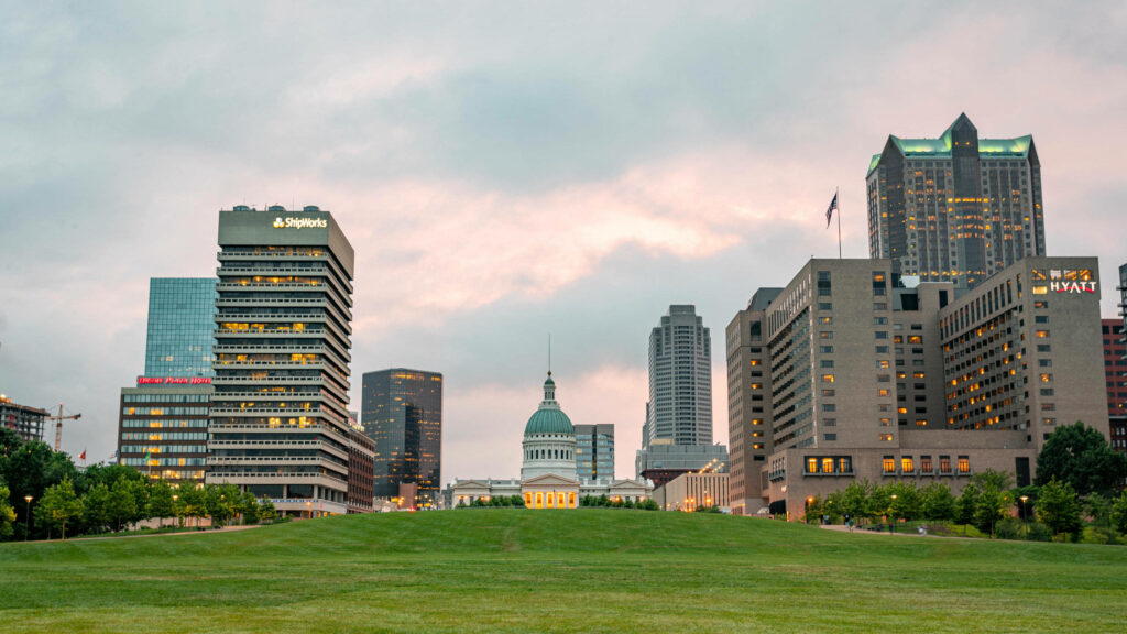 St. Louis Old Courthouse: Iconic Wallpaper Blending History & Urban Life