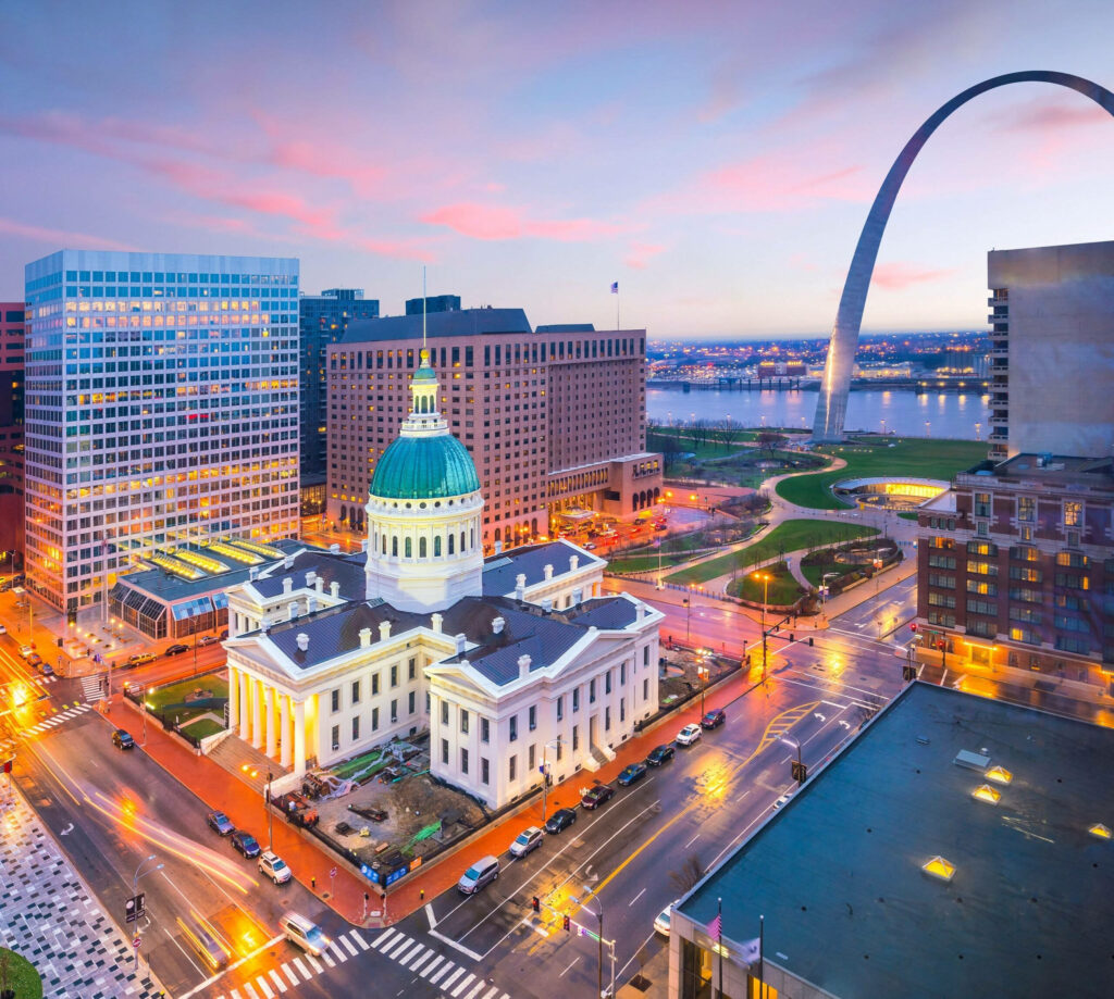 Vibrant St. Louis Skyline: Gateway Arch & Old Courthouse Wallpaper