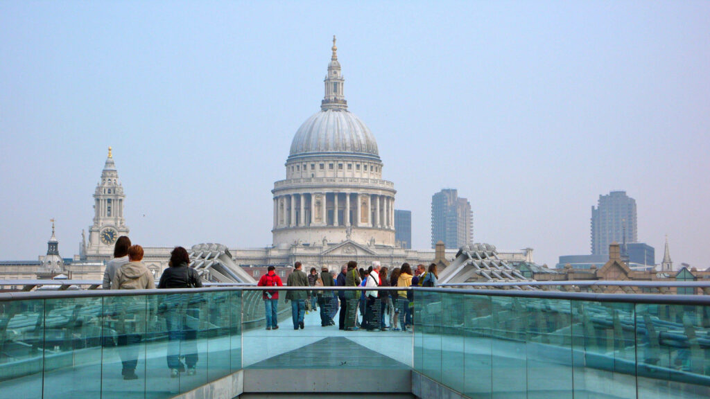 St. Paul's Cathedral: Scenic Tourist View & Modern Bridge Wallpaper