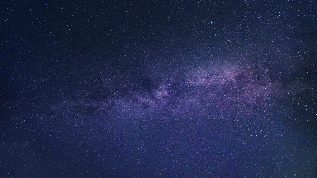 Dreamy Nighttime Delight: Captivating Screensaver Showcasing a Cloudless Evening Sky Illuminated by Dazzling Stars Wallpaper