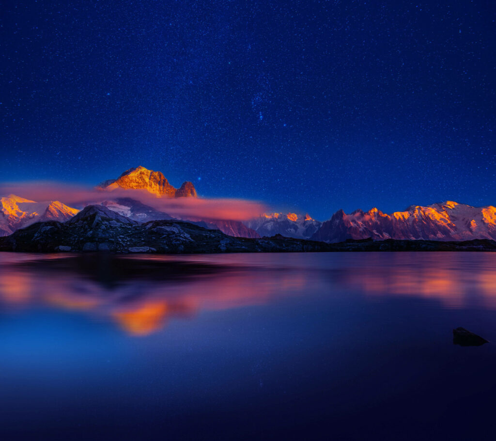 Starry Serenity: A Huawei P9 Night Mountains Wallpaper