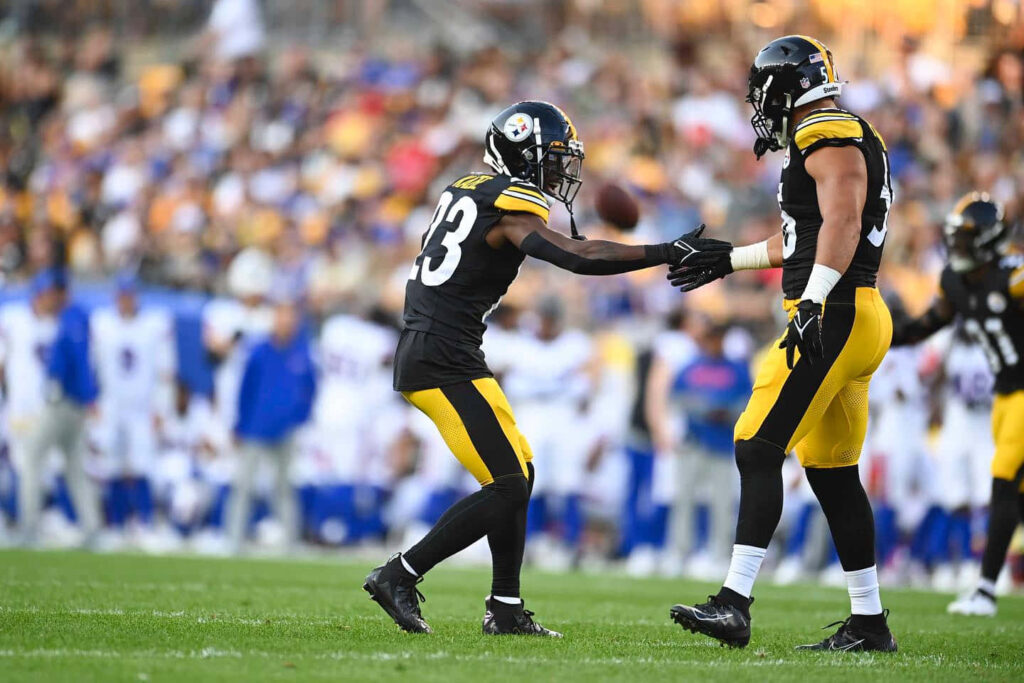 Steelers handoff practice with Alex Highsmith focused teamwork and intense football preparation Wallpaper