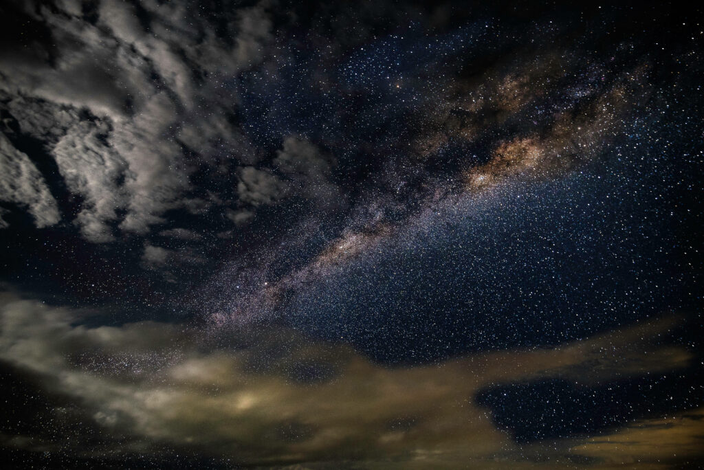Starry Night: Breathtaking Screensaver of Cosmic Beauty Wallpaper