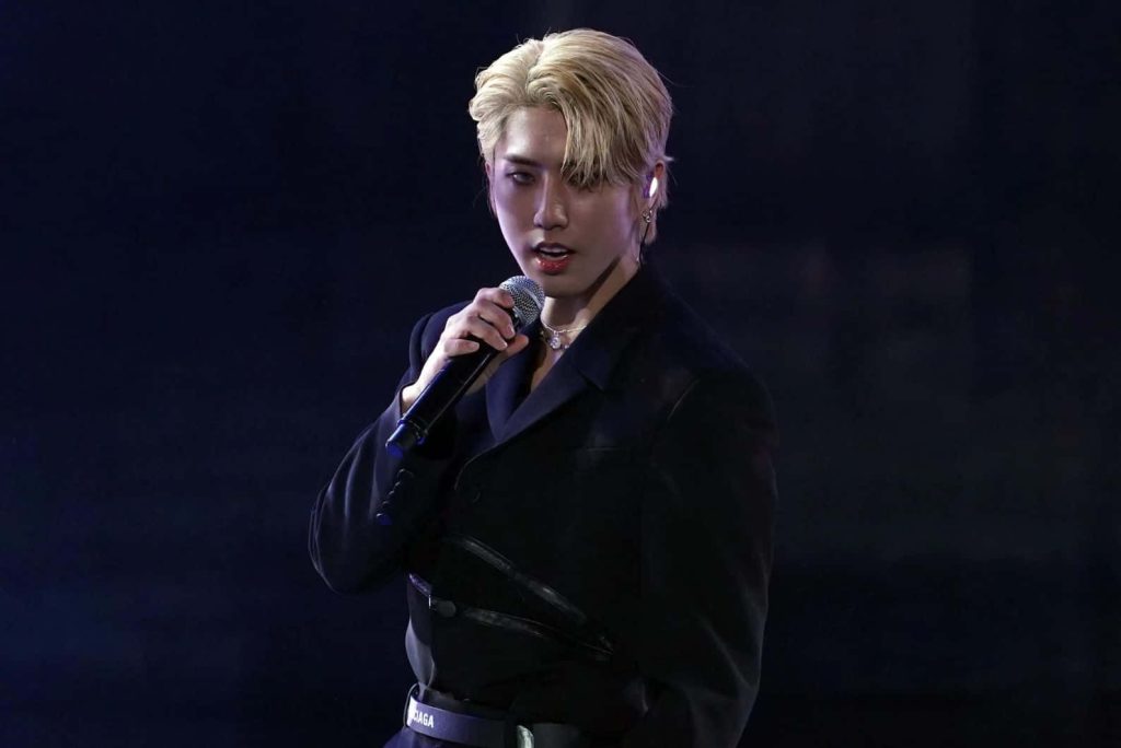Stray Kids Han Ji-sung blonde hair intense concert performance sharp black outfit wallpaper