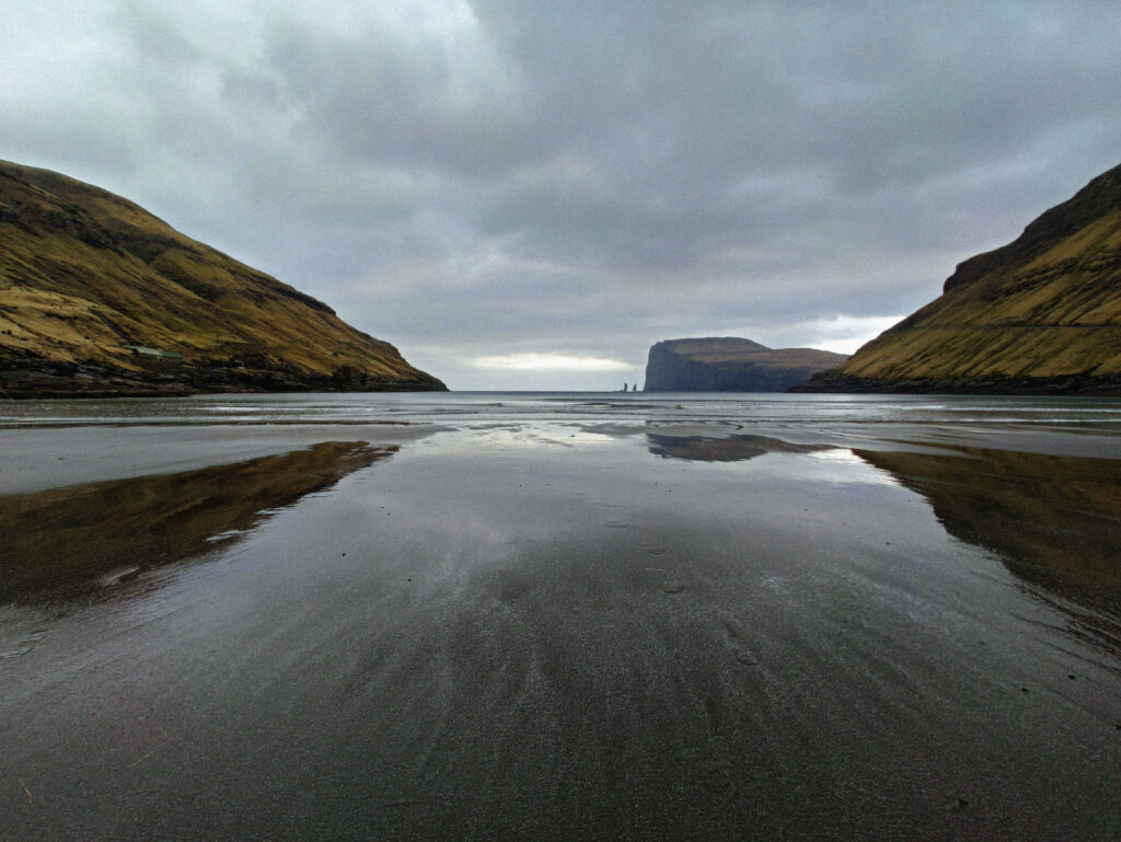 Streymoy Coastline Wallpaper: Dramatic Cliffs & Tranquil Waters