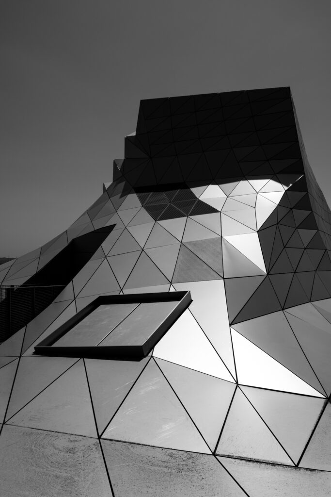 Modern Geometric Black and White Wallpaper: Unique Architectural Design