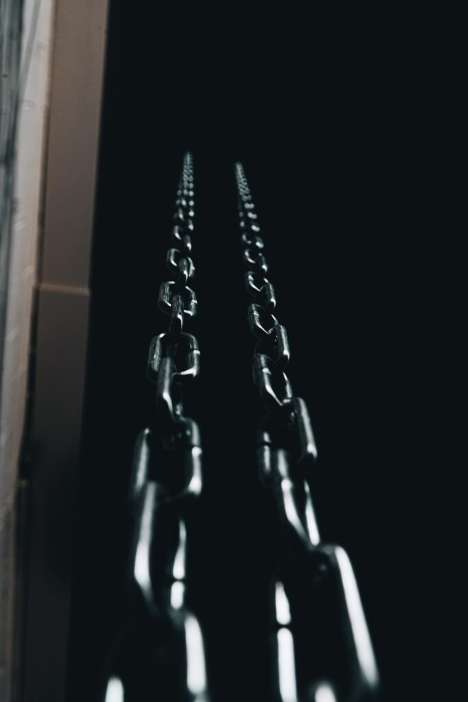 Metallic Chains Wallpaper: Striking Depth & Texture on Black Background