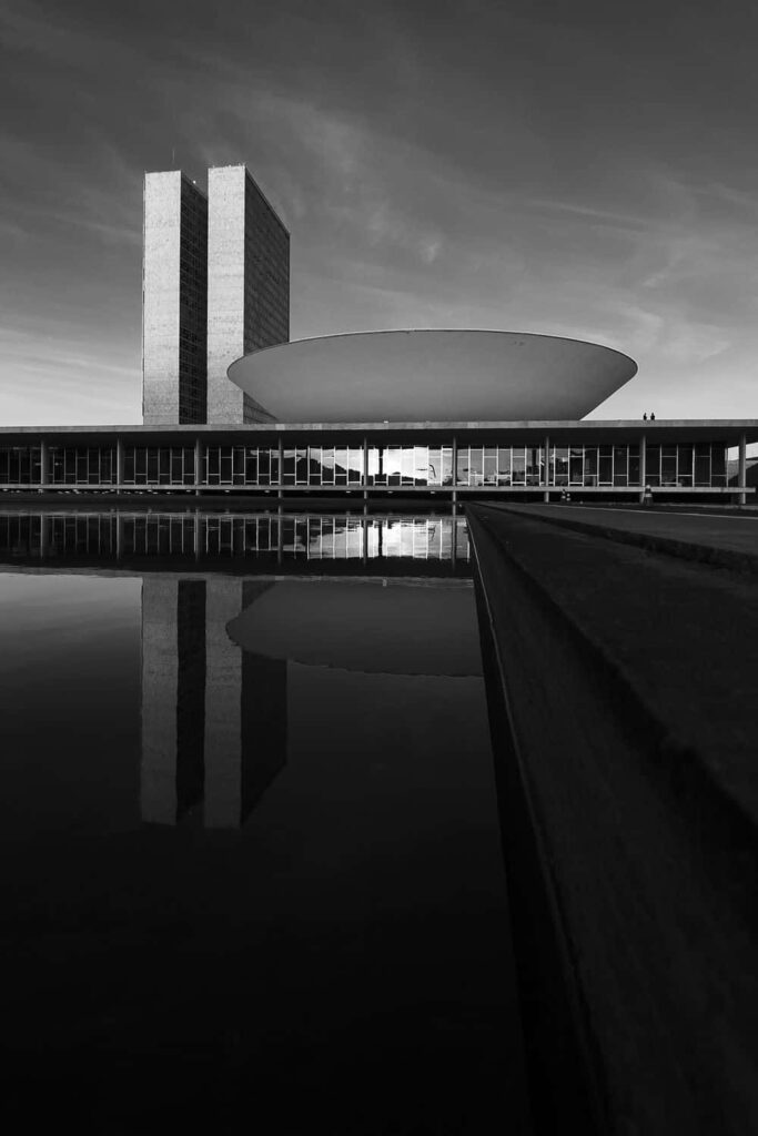 Striking Monochrome Wallpaper: Modern Architectural Design & Reflection