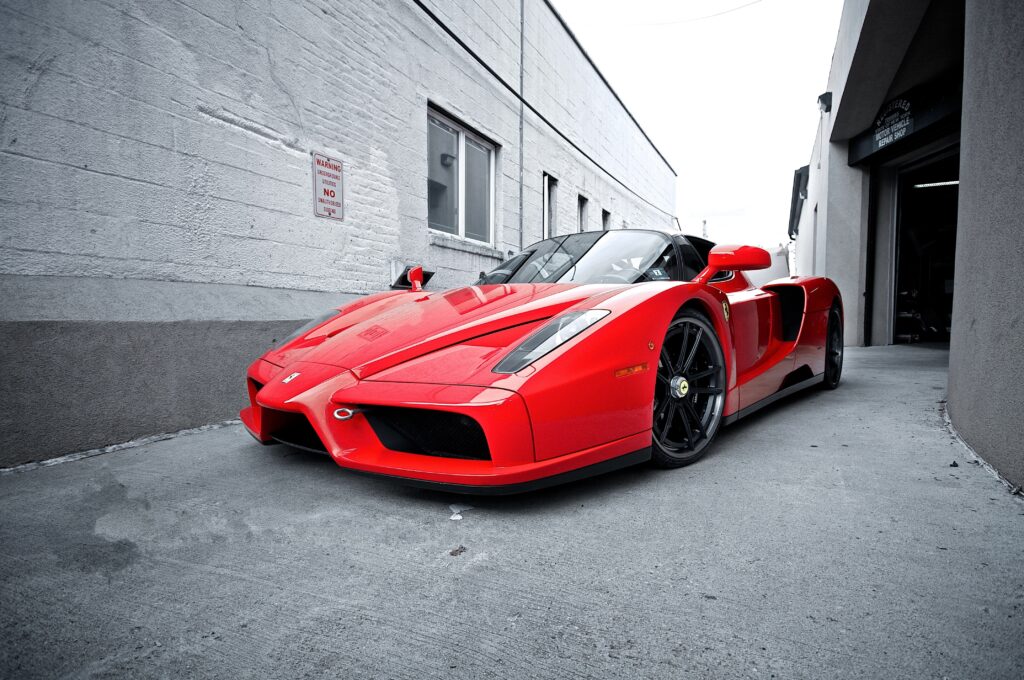 Red Ferrari Enzo: Striking Urban Wallpaper for Car Enthusiasts
