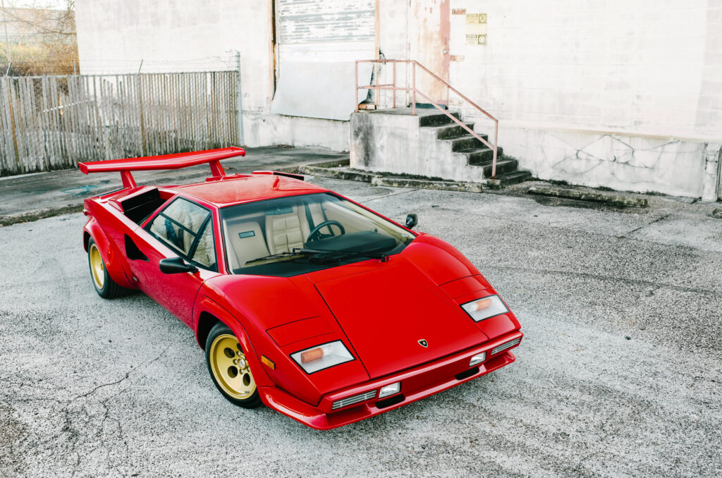Red Lamborghini Countach LP5000 S: Sleek Side View Wallpaper