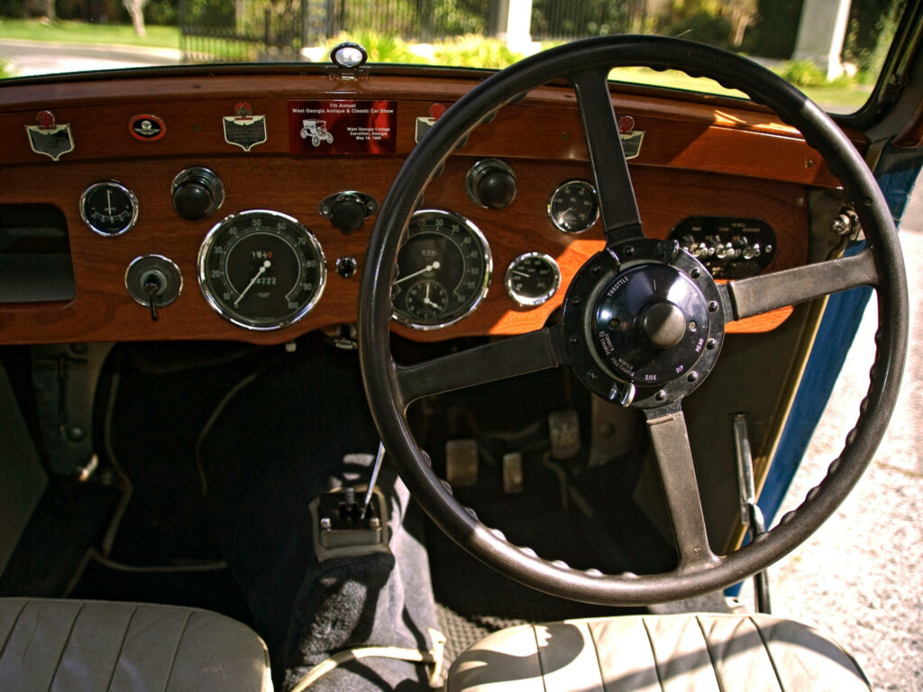 Vintage 1934 Aston Martin MKII Wallpaper: Timeless Craftsmanship