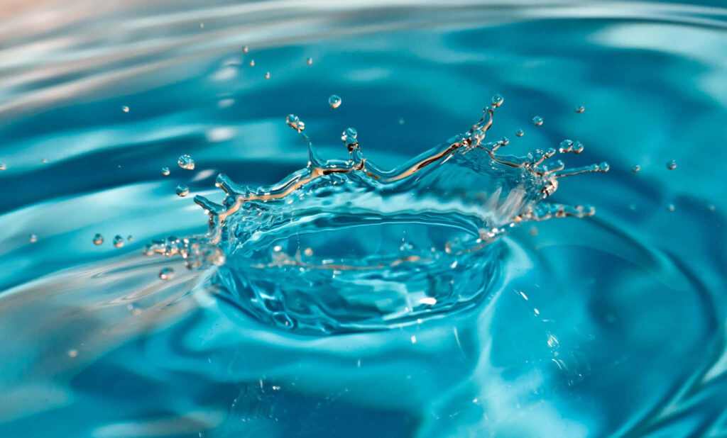 Dynamic 3D Water Wave Wallpaper - Vivid Blue Splash Background