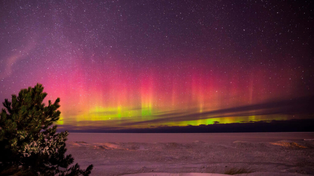 Stunning 4K Aurora Borealis Wallpaper: Vibrant Pink & Green Reflection