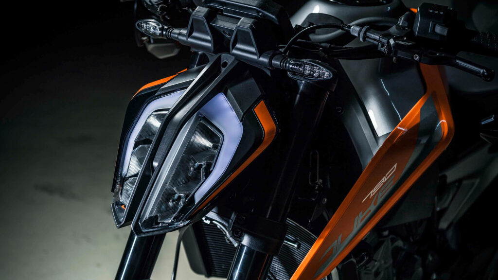 Stunning 4K KTM Motorcycle Wallpaper: Bold Headlight & Design