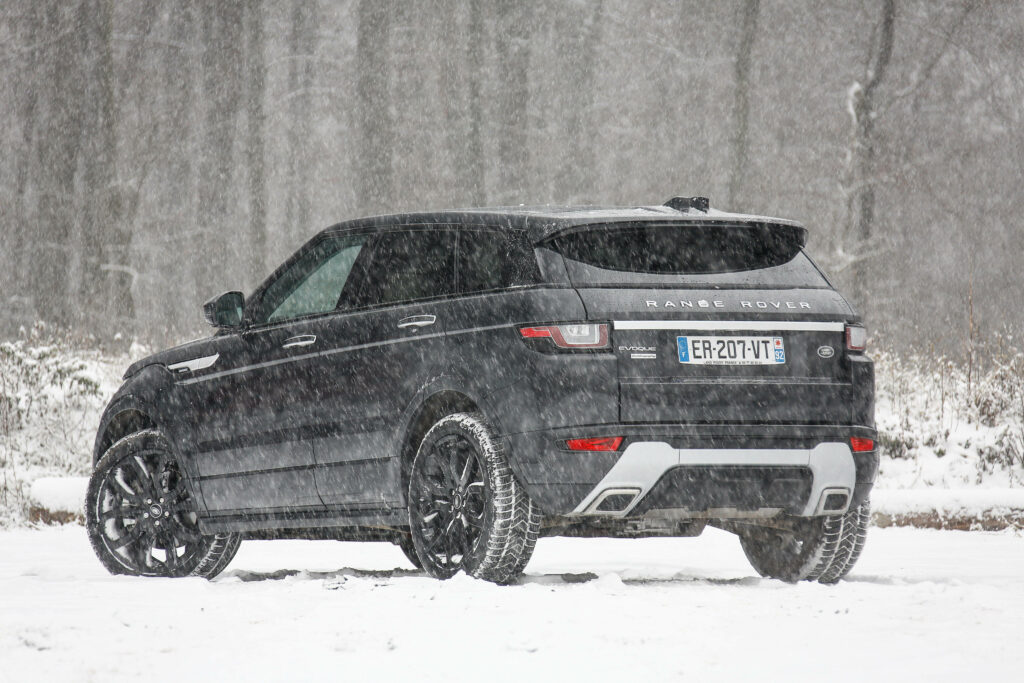 Luxury Range Rover 4K Wallpaper: Winter Wonderland Background