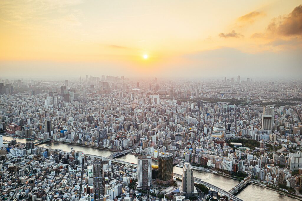Stunning Aerial Metropolis Wallpaper: Dawn Cityscape with Fog