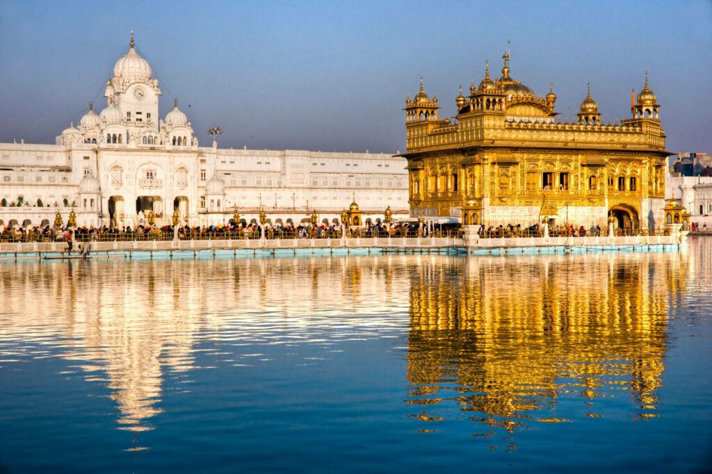 Akaltakht & Golden Temple HD Wallpaper - Tranquil Amritsar Reflection