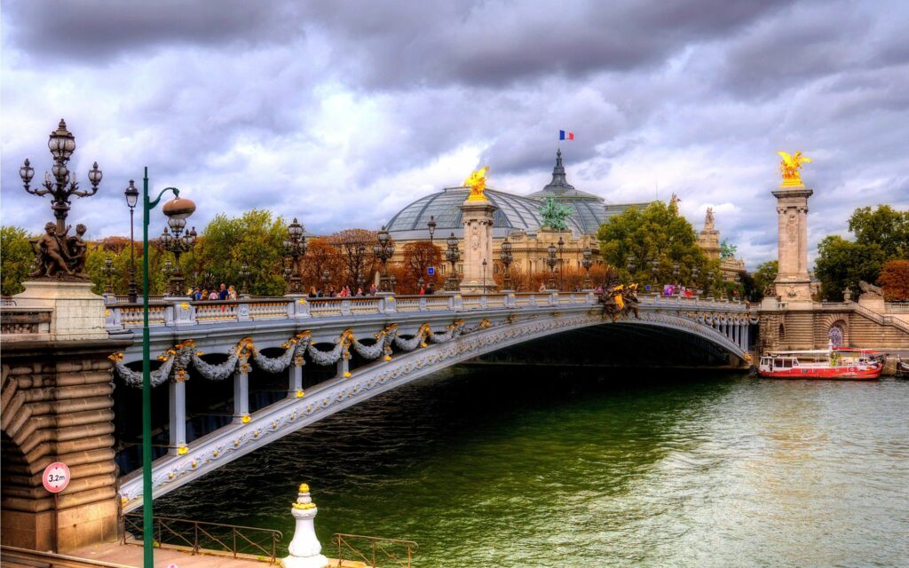 Stunning Paris Wallpaper: Alexander III Bridge & Grand Palais Scene