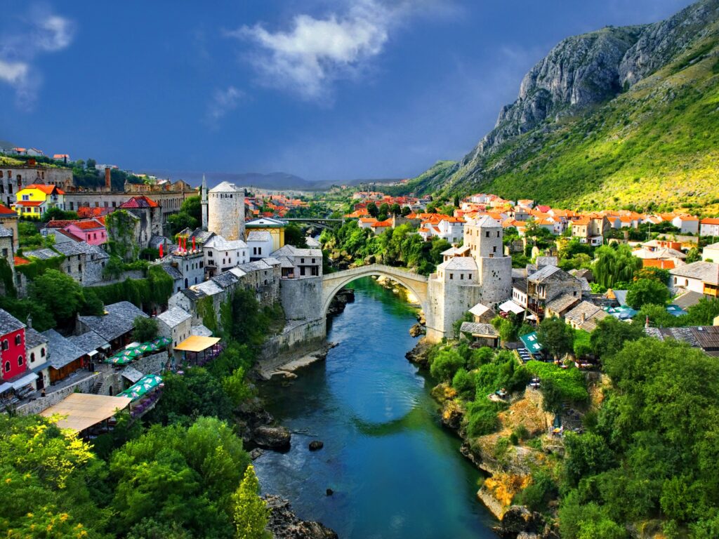 Stunning Alpine Town Wallpaper: Nature Meets Charming Architecture