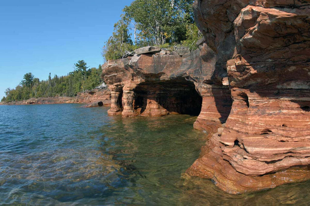 Picturesque Apostle Islands: Stunning Sea Caves & Rock Formations Background Wallpaper