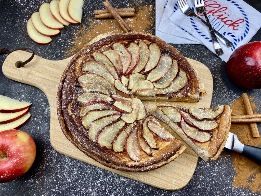 Beautifully Baked Apple Pie Wallpaper with Sliced Apples & Cinnamon